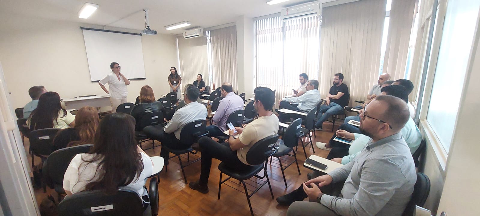 Pessoas sentadas em uma sala

O conteúdo gerado por IA pode estar incorreto.